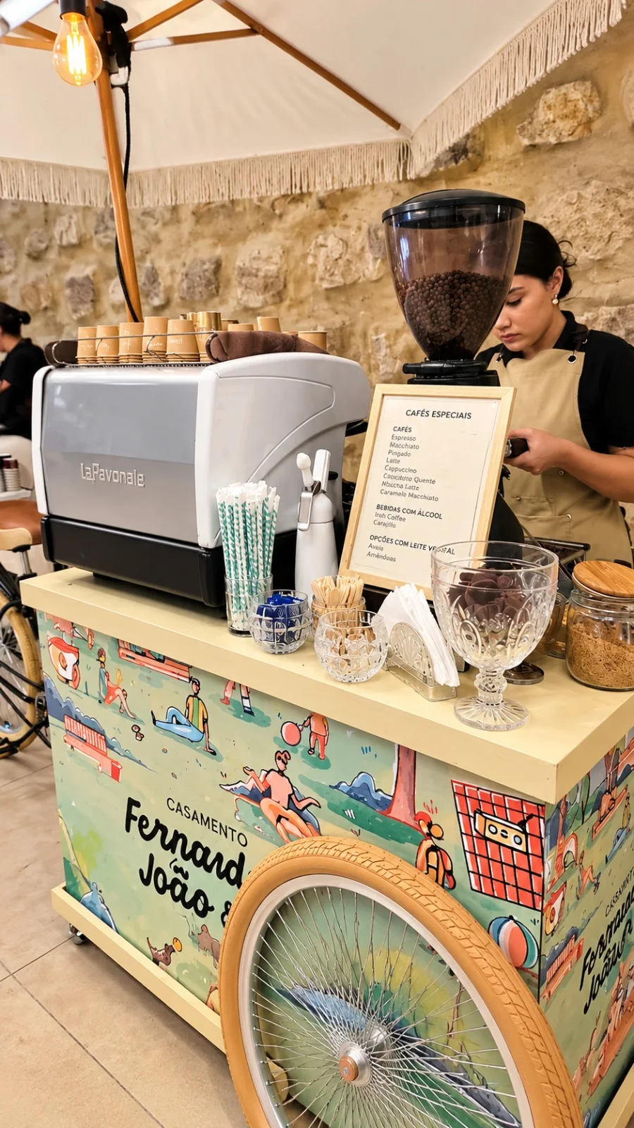 Barista preparando cafés em uma bike personalizada para casamento