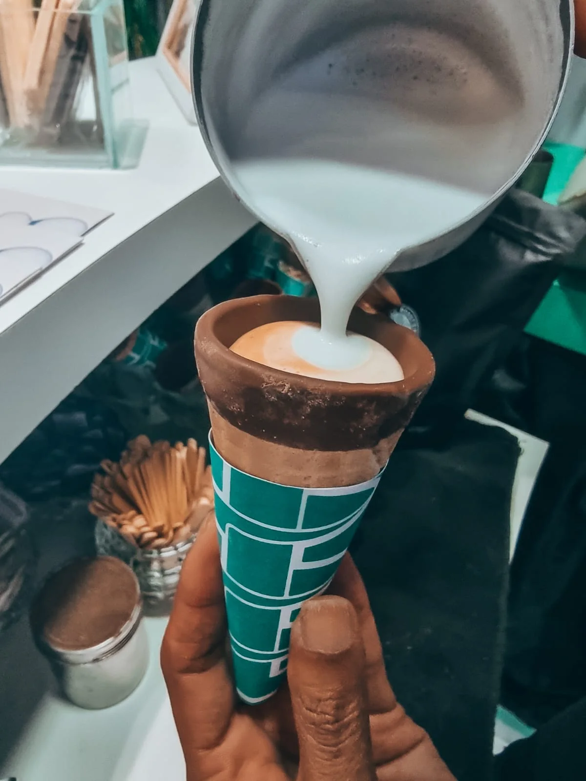 Preparo de café na casquinha de chocolate com leite vaporizado
