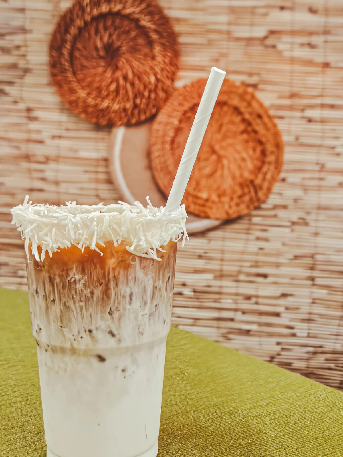 Café gelado em camadas com borda de coco