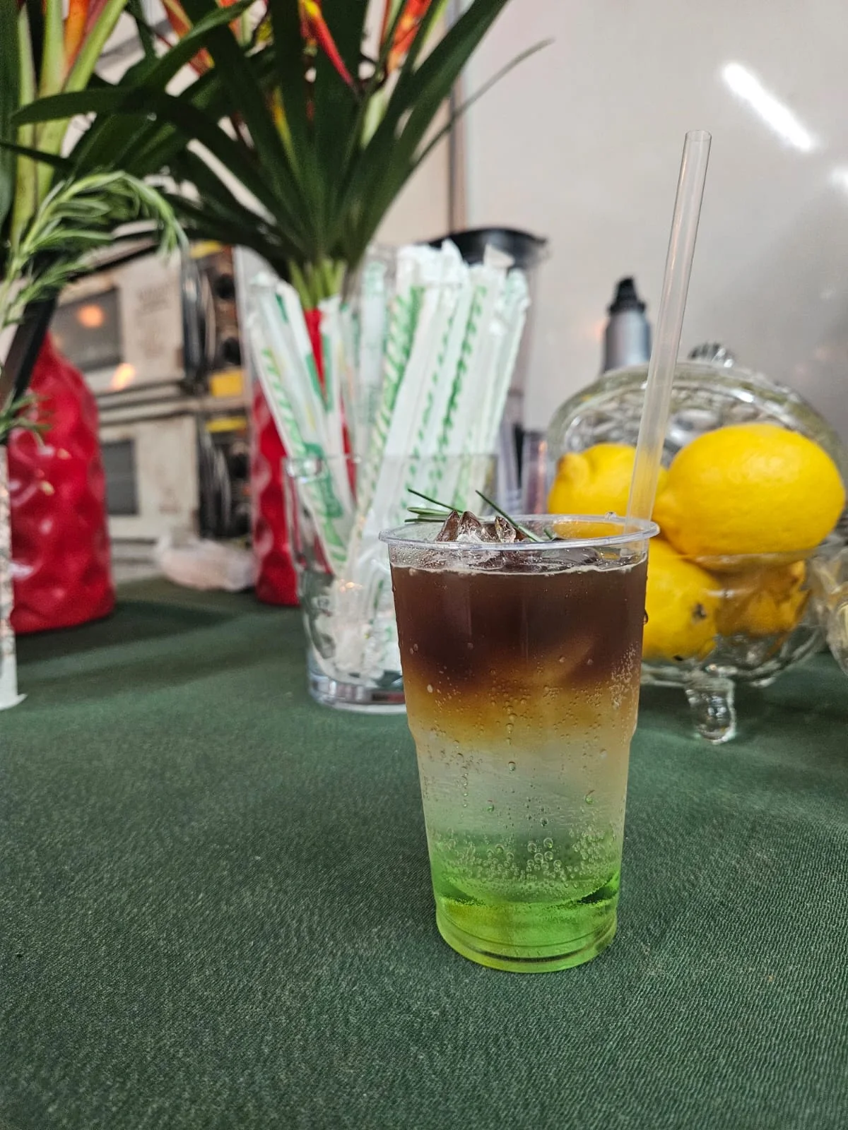 Drink em camadas com café, tônica e maçã verde