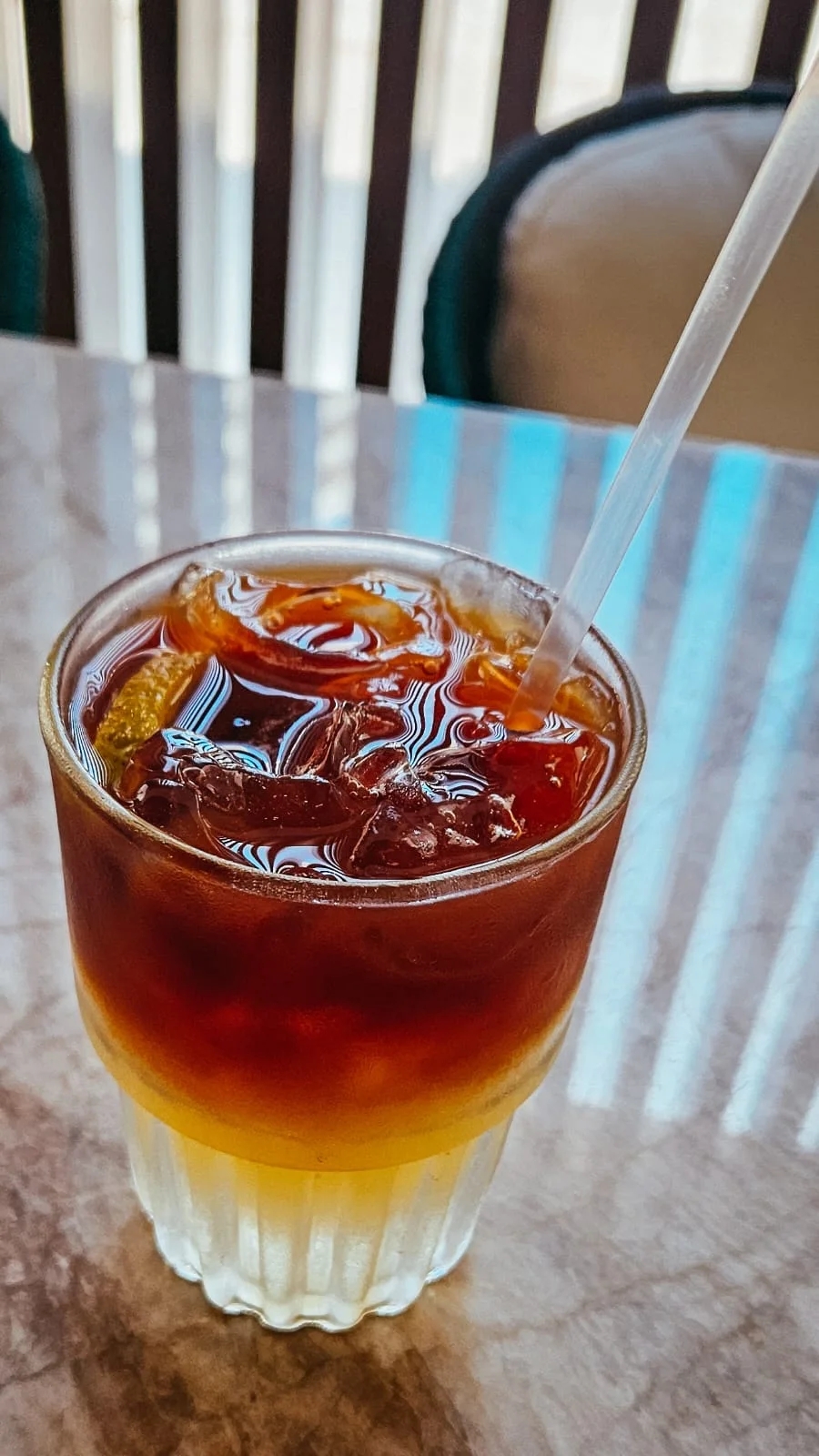 Drink com café e gelo servido em camadas em um copo de vidro