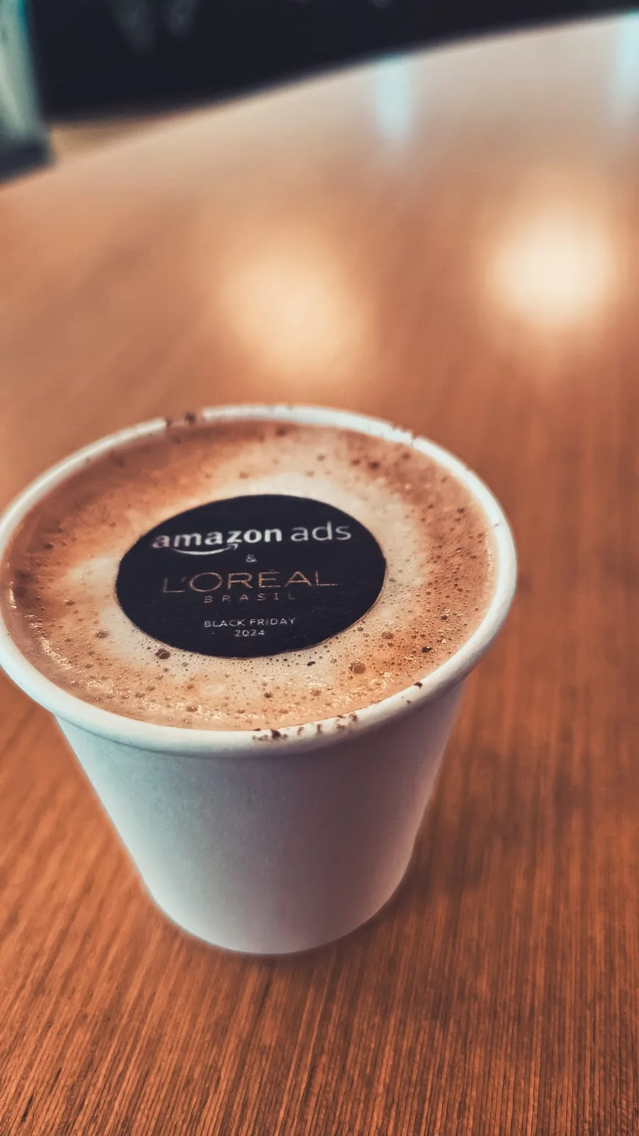 Café com a identidade Amazon Ads e L’Oréal Brasil na espuma