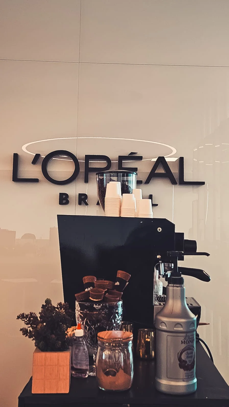 Projeto Amazon Ads × L’Oréal realizado pela Delicious Drinks