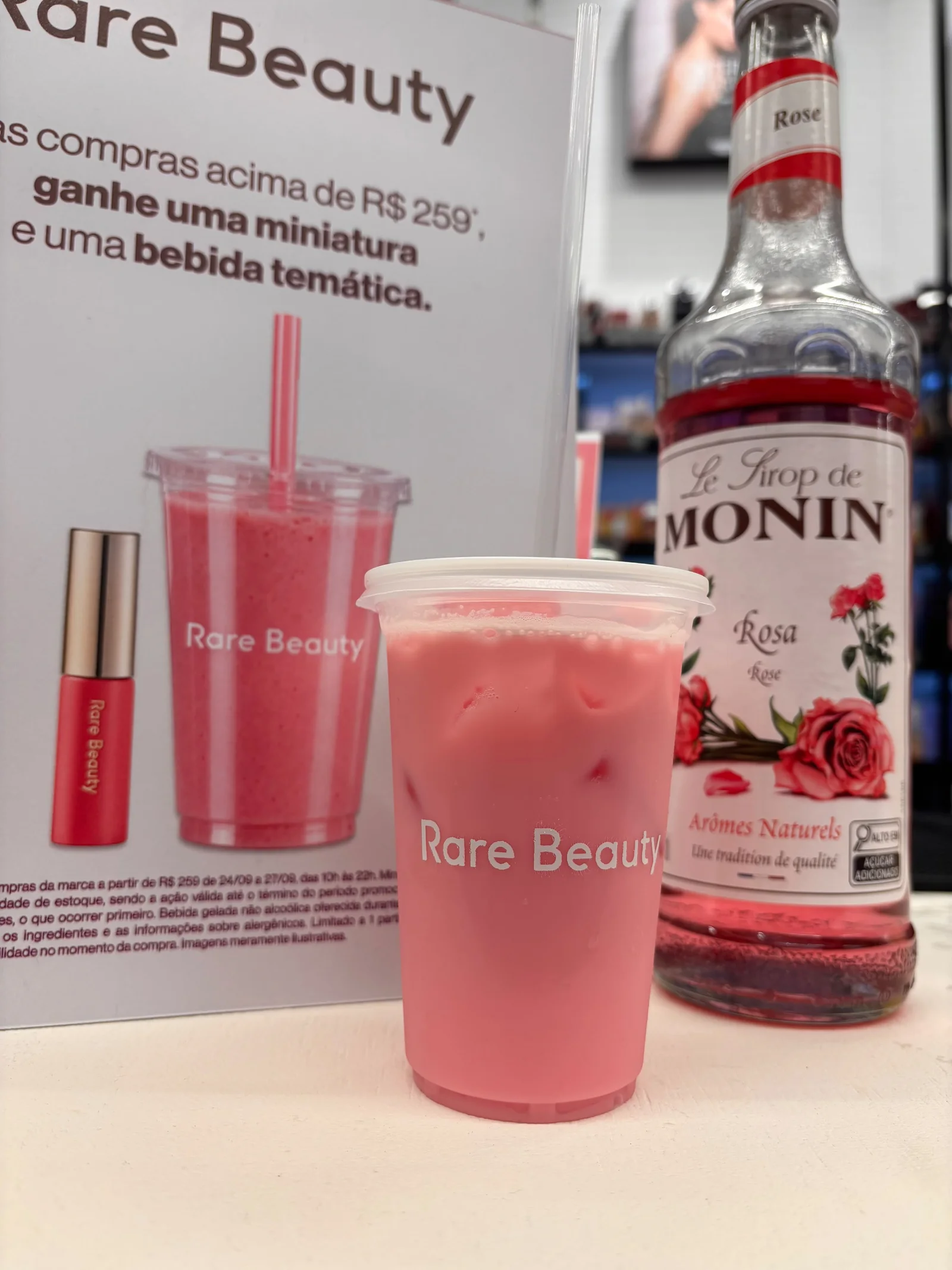 Bebida temática em copo personalizado Rare Beauty