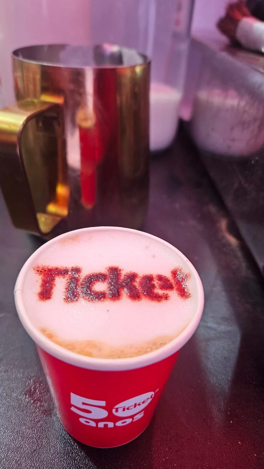 Café com a identidade Ticket na espuma