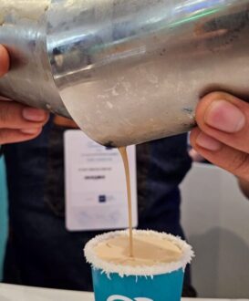 barista preparando drink de café no evento